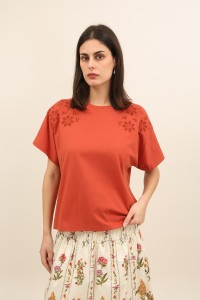 Γυναικείο t-shirt με broderie λεπτομέρειες | Κοντομάνικη κομψή μπλούζα