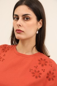 Γυναικείο t-shirt με broderie λεπτομέρειες | Κοντομάνικη κομψή μπλούζα