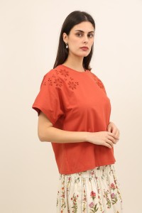 Γυναικείο t-shirt με broderie λεπτομέρειες | Κοντομάνικη κομψή μπλούζα